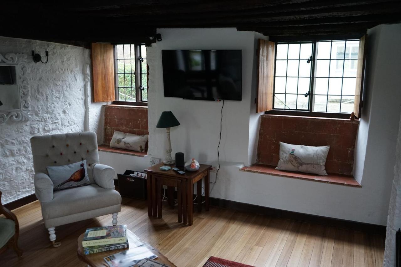 Character 2 Double Bedroom In Holiday home *